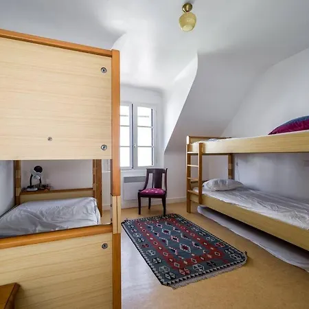 Grande Maison En Plein Coeur Du Bourg Au Calme Avec Jardin Clos, Commerces Port Et A Pied