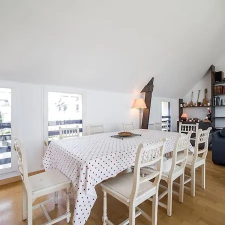 Grande Maison En Plein Coeur Du Bourg Au Calme Avec Jardin Clos, Commerces Port Et A Pied *